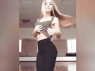 Heisse junge Schlampen haben Sex zu dritt