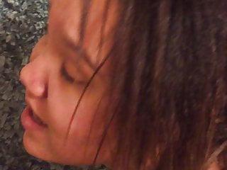 Mehrfache Orgasmen während sie gefickt wird