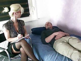 Geile Mutter will den Schwanz des Patienten