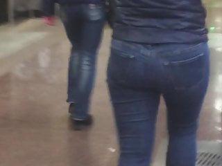 Brünette Milf mit geilem Arsch in engen Jeans