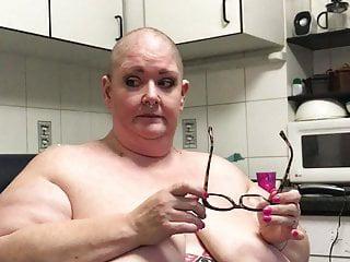 Fette Hure mit Brille macht die Beine breit