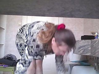 L sterne Schlampe mit Dildo in der Dusche