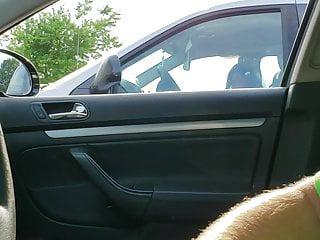 Das erste Mal im Auto schaut zu