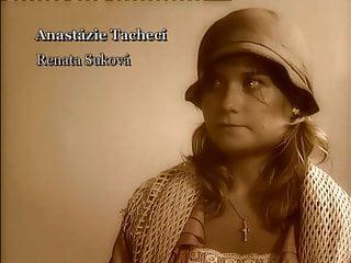 Die geile Schlampe wird von der Sexmaschine gefickt - bdsm mit einer jungen Blondine