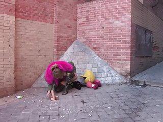 Dickbusiges Babe in sexy Unterwäsche zeigt ihren sexy Körper - Public Sex