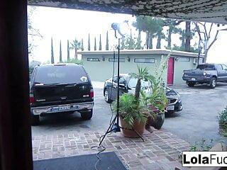 Die Knackarsch von Lola Foxx spielt an ihrer engen Muschi