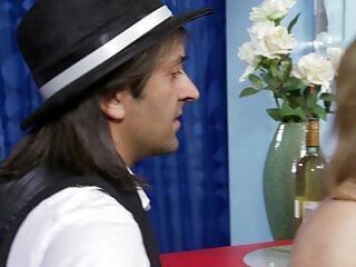 Kurvige Hure vor ihrem Mann gefickt