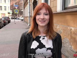 Rothaarige Nymphomanin wird von einem älteren Kerl hart in den Arsch gefickt