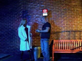 Brünette Milf mit langen Haaren genießt den dicken Schwanz in ihrer Muschi