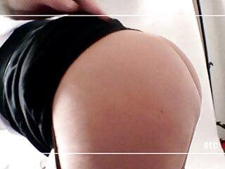 Gut bestückte ältere Blondine wird von drei Männern beim Gangbang gefickt