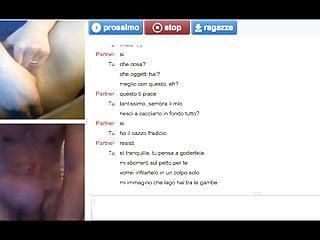 Frau spritzt vor der Webcam während ihr Mann zusieht