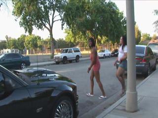 Fette schwarze Frau mit dickem Arsch und dicken Titten beim Sex mit dem Black