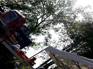 Kleine Brnette wird nach der Arbeit gefingert