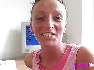 Junge Frau fickt mit einem teren Mann