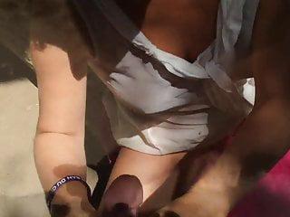 Französin ran an der frischen Luft gefickt