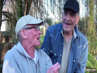 Teenagerin fickt zwei alte Säcke