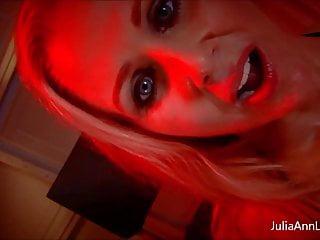 Sexy Milf Julia Ann beim blasen