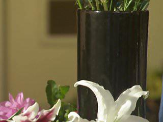 Sie lässt sich auf dem Tisch liegend befriedigen