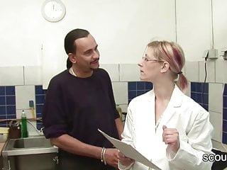 Die geile Praktikantin fickt den Chef auf der Arbeit - deutsche Pornos