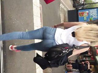 Teen mit perfekten Titten masturbiert sich selbst