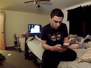 Molliges Girl fickt zwei Kerle im Schlafzimmer