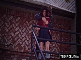 Teenfidelity - Goth Teen Yhivi l&auml;sst sich die behaarte Pussy besamen