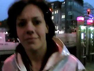 Kleine Jungfrau wird auf dem Schreibtisch gefickt