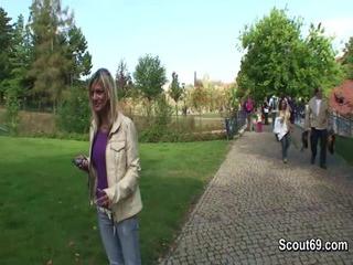 Junge tschechische Brünette lässt sich von zwei Fremden verführen