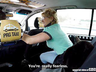 Tschechische reife Blondine ist geil auf den Taxifahrer