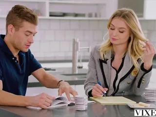 Zwei Studentinnen ficken mit dem Lehrer für gute Noten