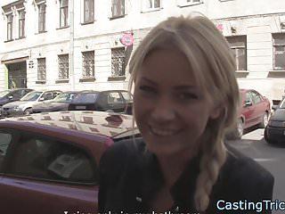 Teenie mit kleinen Titten reitet den fetten Schwanz