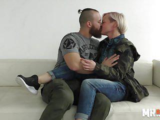 Deutsche Schlampe wird in der Umkleide gefickt