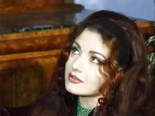 Haariges italienisches Babe verführt den Priester zum Analsex - anal Porn