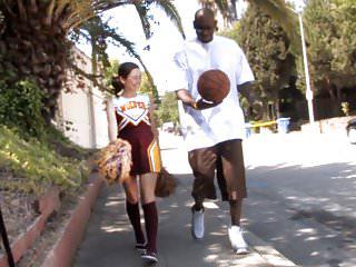 Cheerleader jillian Janson fickt schwarzen Schwanz