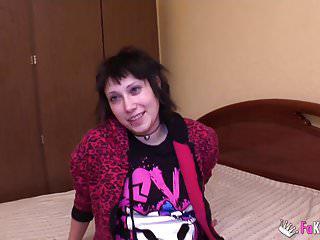 Alternatives Girl will für Geld gefickt werden