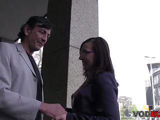 Oma lutscht den Schwanz eines alten knackers