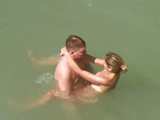 Geiles Paar treibt es auf dem Strand