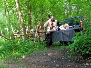 Geile Blondine hat keine Kohle für den Fick ihres Mannes