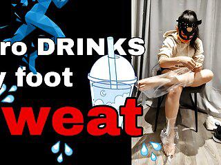 Meine Sklavin trinkt meinen Fussfick nach dem Training