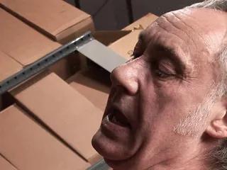 Geile Vierer auf der Arbeit mit zwei geilen deutschen Schlampen