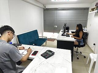 Meine geile Chefin will mir einen runterholen