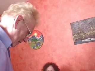 Besuch einer süßen Schwester beim harten Arschfick