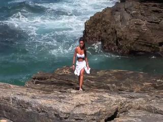 Jade Sin bekommt zwei Schwänze am Strand zu spüren