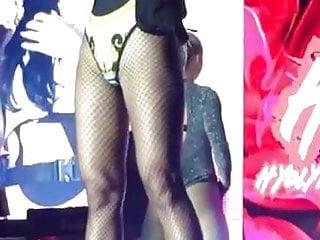 Sperma auf den dicken Arsch der geilen Asiatin