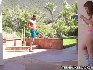 Die tätowierte joseline Kelly bläst den schwarzen Schwanz bevor sie gefickt wird