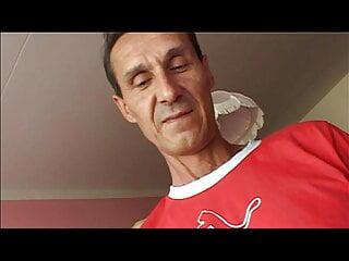 Die gute weibliche Sekretärin ist zu Musik für einen besonderen Kunden