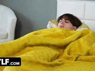 Geile Milf mit dicken Titten verführt ihren Stiefsohn