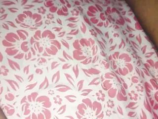 Sie hat eine Überraschung für ihren Mann