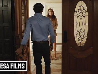 Schöne Brünette Adria rä in der hündchenstellung gefickt