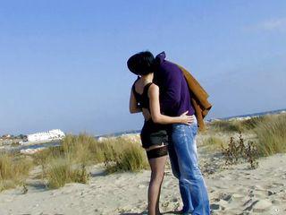 Deutsche Amateurin mit kleinen Titten schluckt Sperma